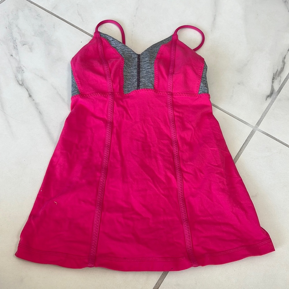 Lululemon sz 2 pink tank top w/bra